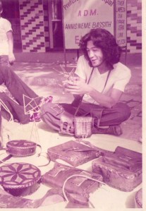 Nagoya expondo suas peças na praça, com mais ou menos 18 anos.